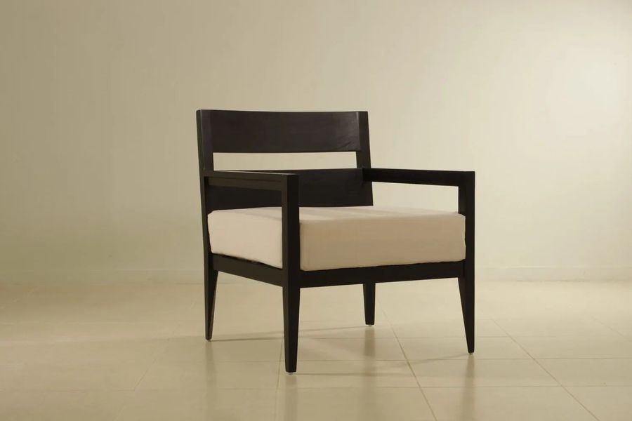 Tapered legs mahogany easy chair