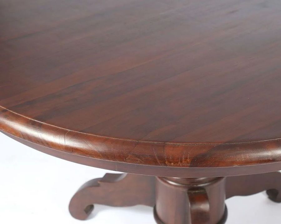 Round top detail of the Indonesian teak pedestal table