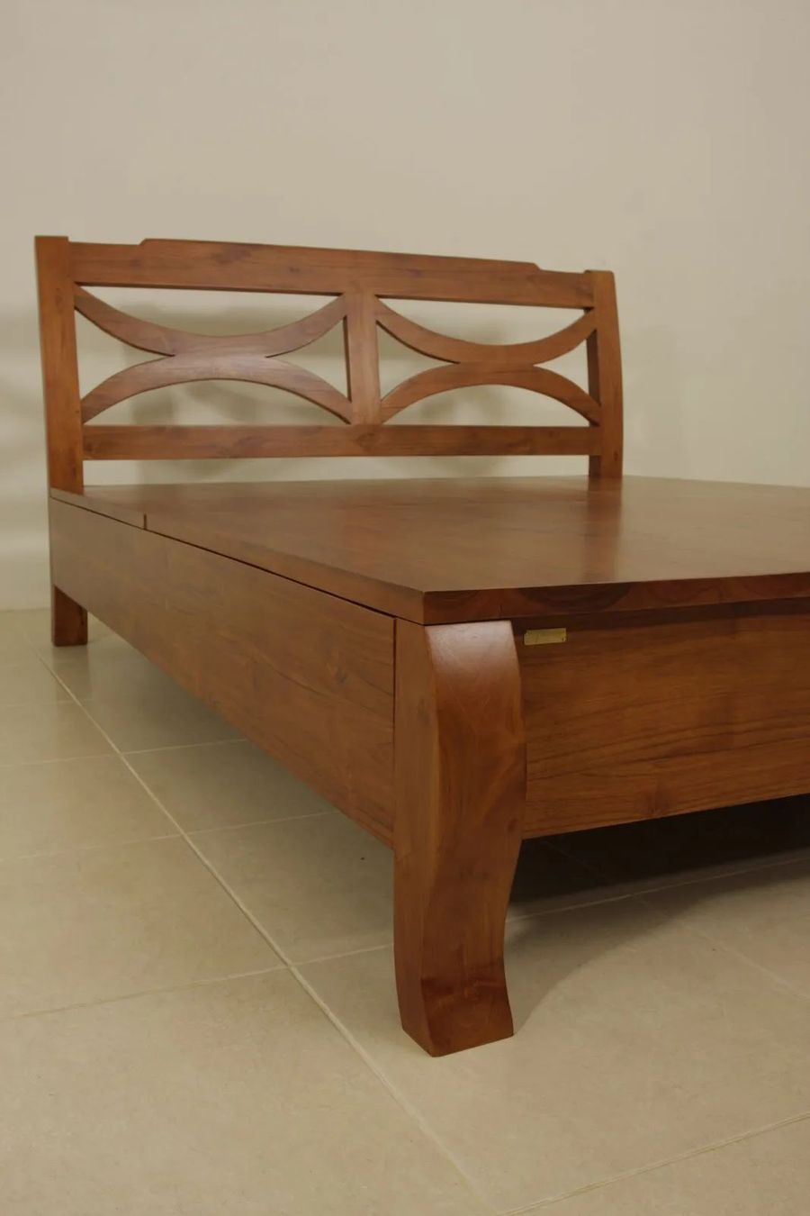Samurai platform bed legs detail