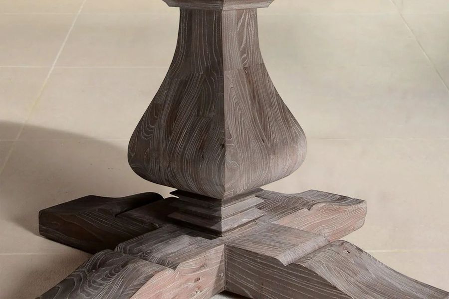 The pedestal and spider legs detail