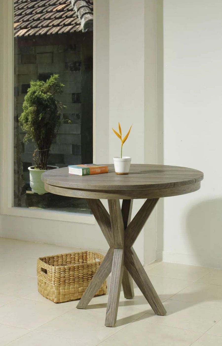 Cross legs round table detail