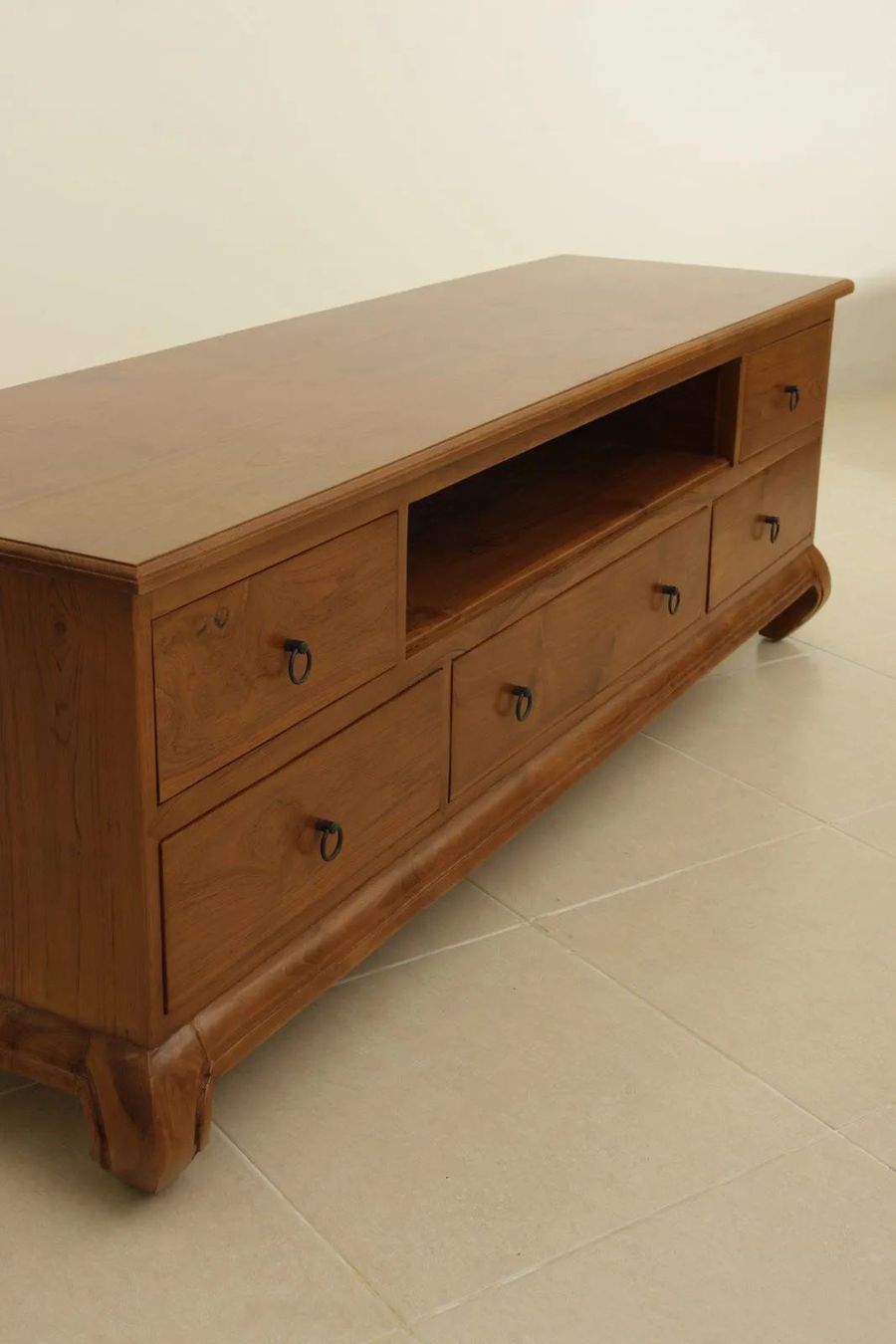 Plain solid wood top of the Opium tv stand