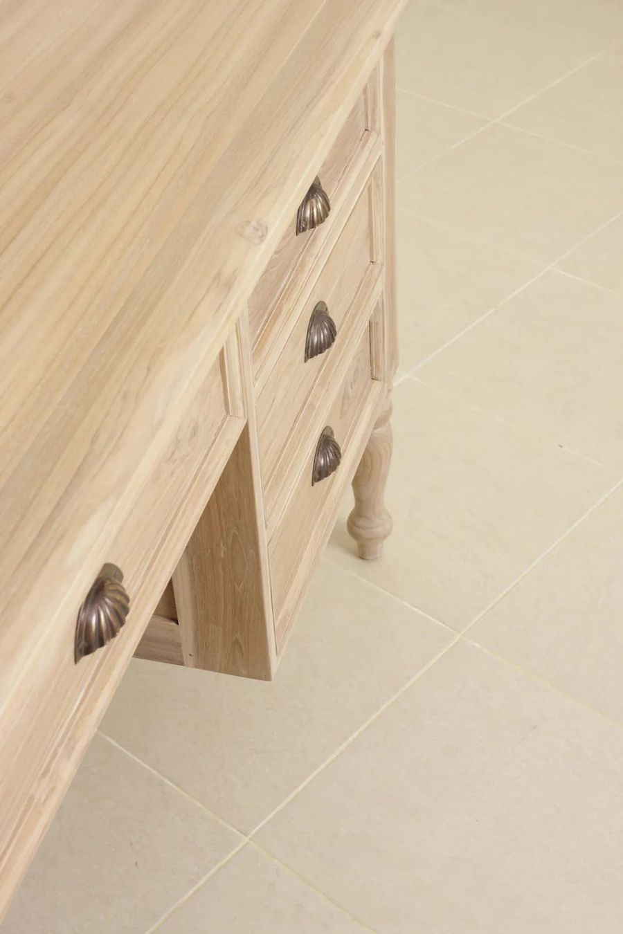 Solid wood top detail of the Colonial plantation small desk