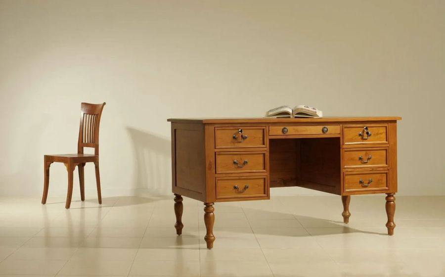 Colonial bureau bracket pulls on drawer face