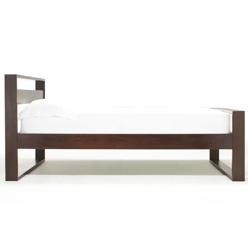 Side rails detail of the Reclaimed wood horizon bed