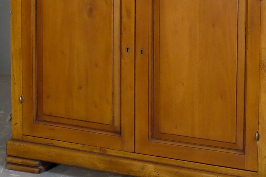 Mahogany solid wood buffet 2 doors bottom detail