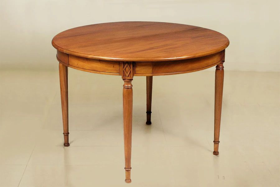 Ushant dining table round top