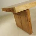 Single block solid wood pedestal of the table
