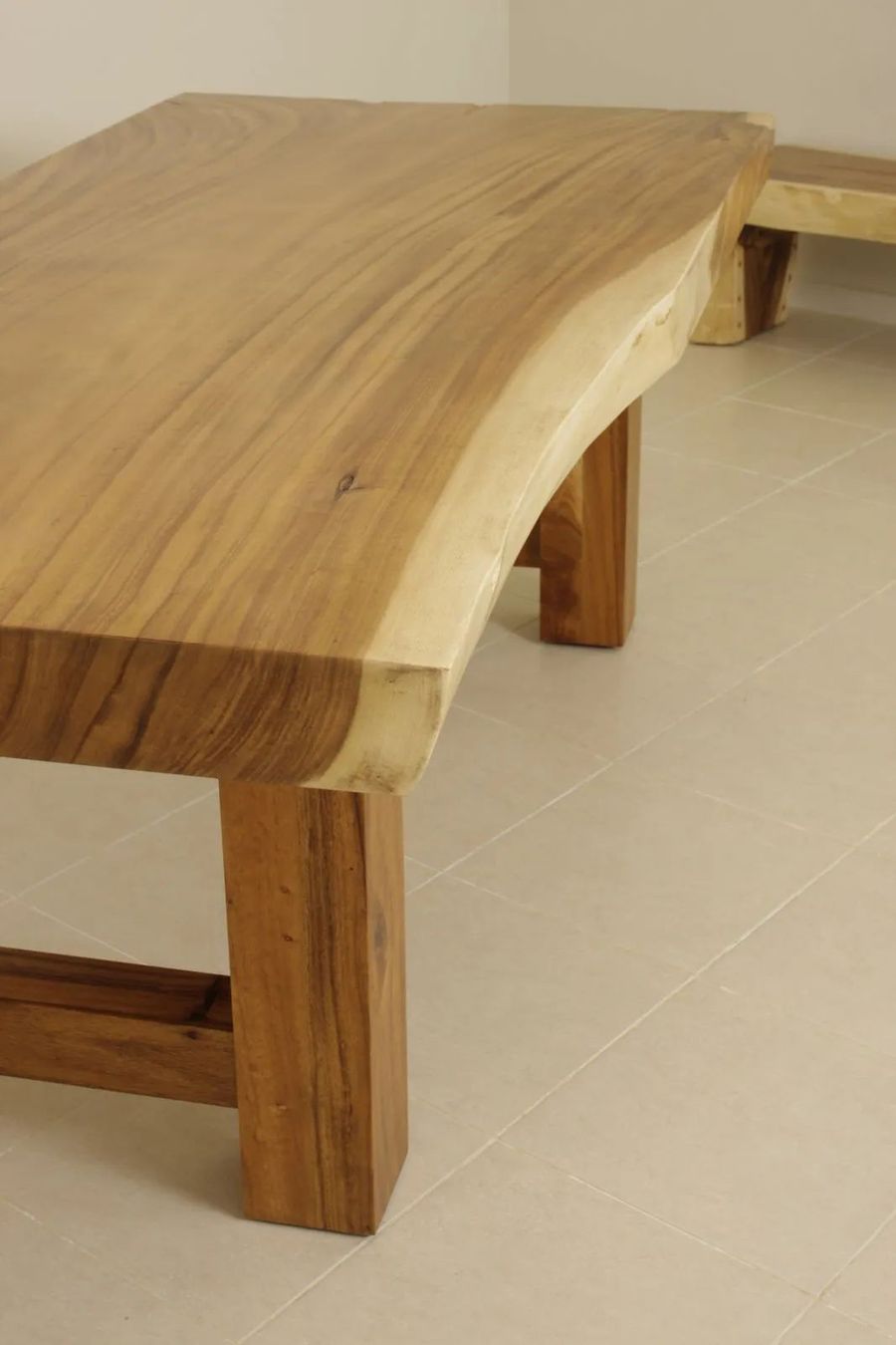 Live edge thick and single block solid wood top detail