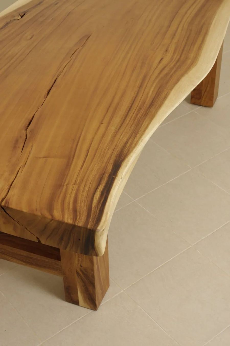Live edge thick and single block solid wood grains detail