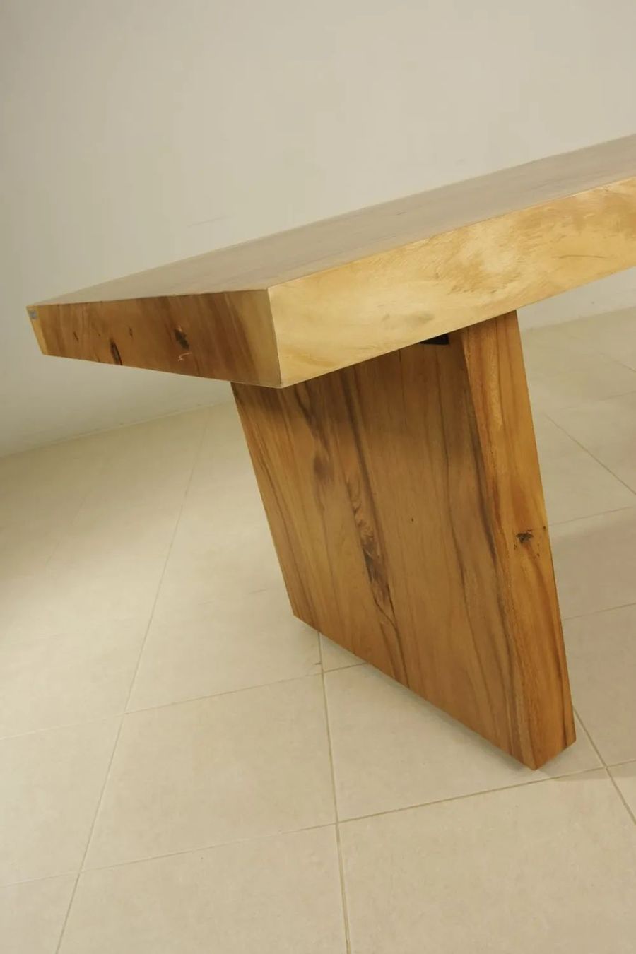 Single block solid wood pedestal of the table